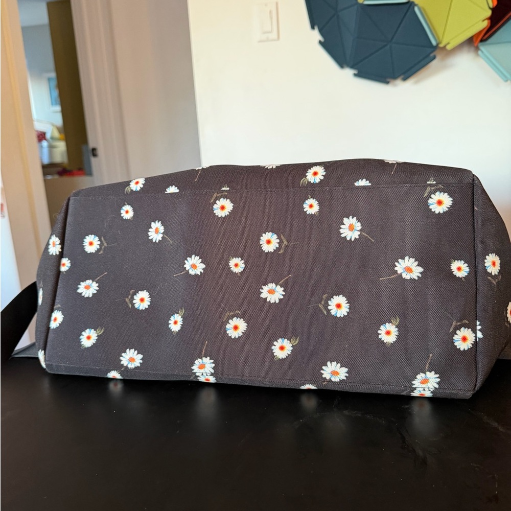 ALICE + OLIVIA Daisy Print Travel Weekend
Duffle Bag - Picture 5 of 8